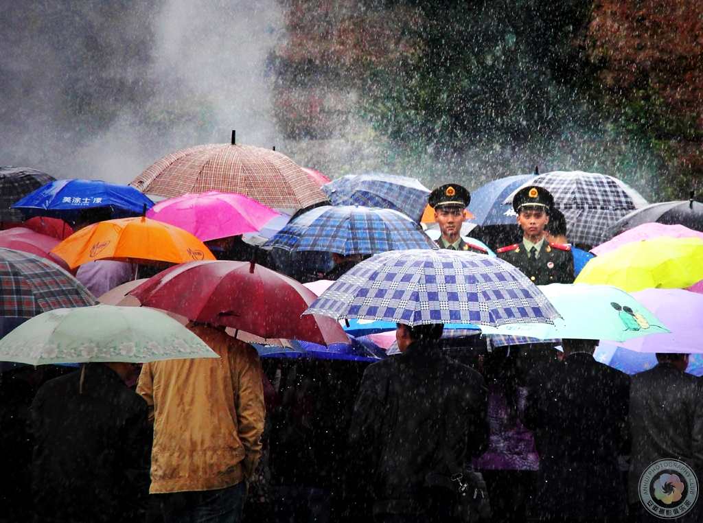 纪实类铜奖_在雨中_黄灵辉_中国.jpg