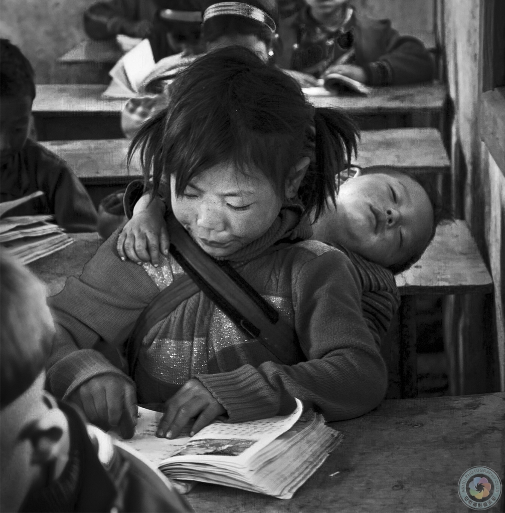 主题类 “女性”银奖 背着弟弟上学  李玲  中国.jpg