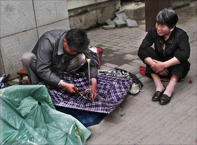 路边修伞.jpg