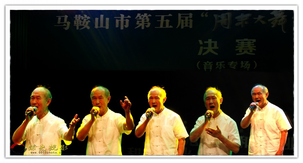 陶忠庆老人歌声宏亮 