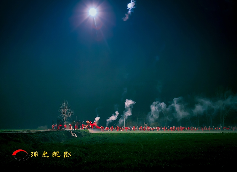 《夜走麦田的龙灯》作者：陈旭鸿.jpg