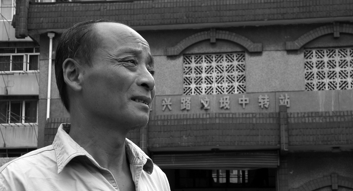 5;30分后,老周习惯地站在门口迎接每一位运送垃圾的环卫工人.JPG