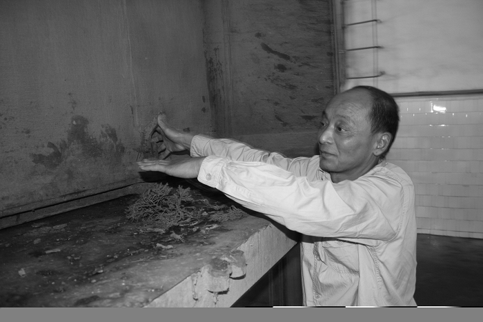 10.帮助司机扣紧厢盖.JPG