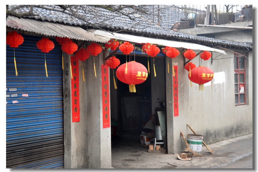 1小巷深处春依在1.jpg