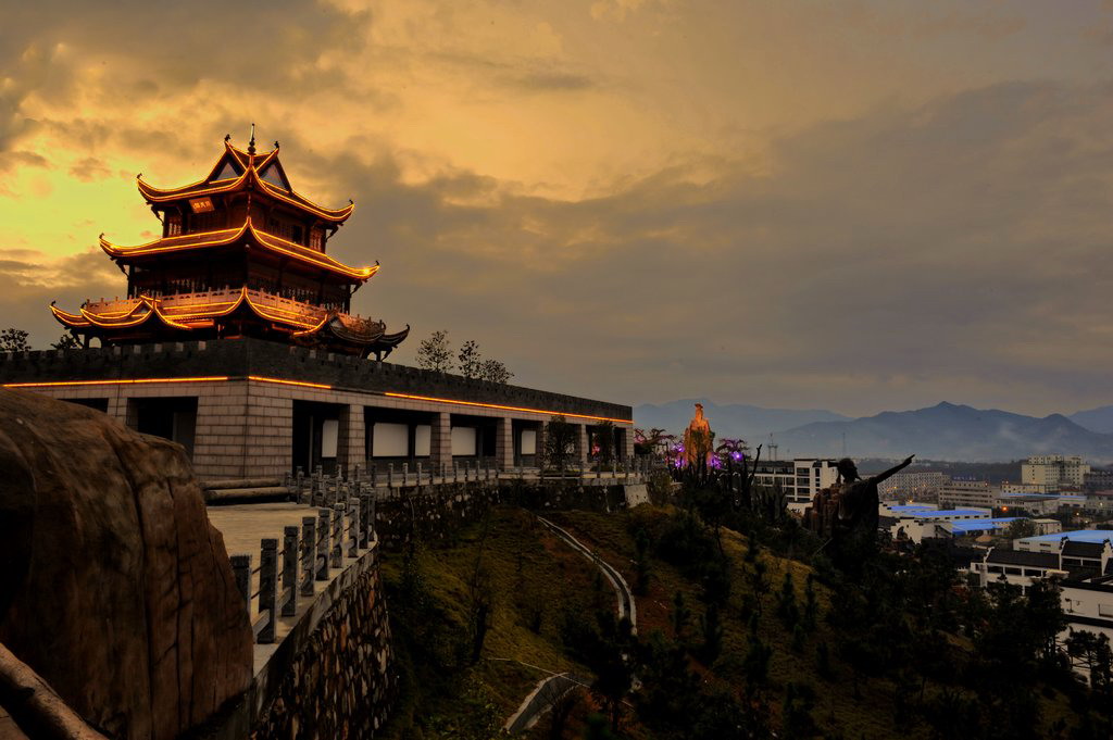 古人指点现代建筑_XLM8127.jpg