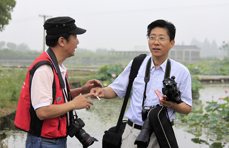 钱监狱长与苗主席交谈.jpg